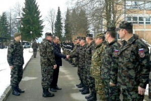 Minister-Veber-na-obisku-pri-Logistični-brigadi-SV-300x200