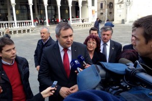 Židan-z-mediji-o-Luki-Koper-300x200